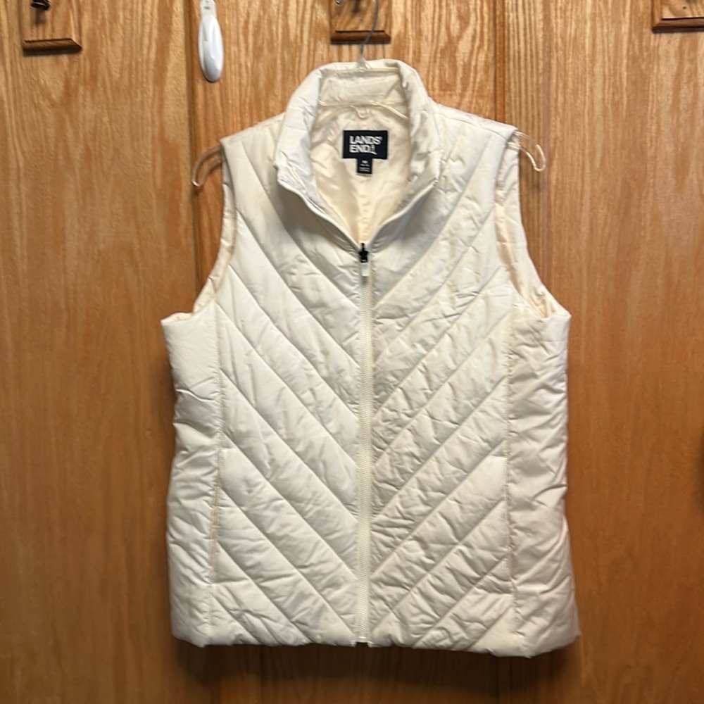 Lands End womens polyester puffer vest. Size M 10/12. Winter white. Great cond.